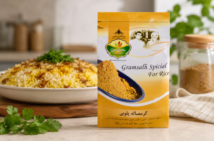گرمصاله پلویی ۱۰۰ گرم حاج محمد جلالی کنار ظرف پلو